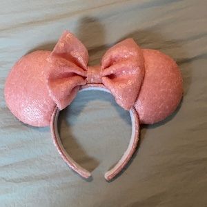 Pink glittery Mickey Mouse ears 🌸👛
